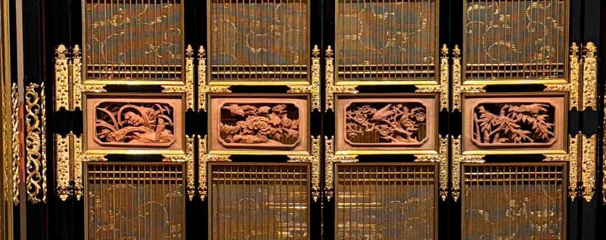 白檀の彫刻　中腰