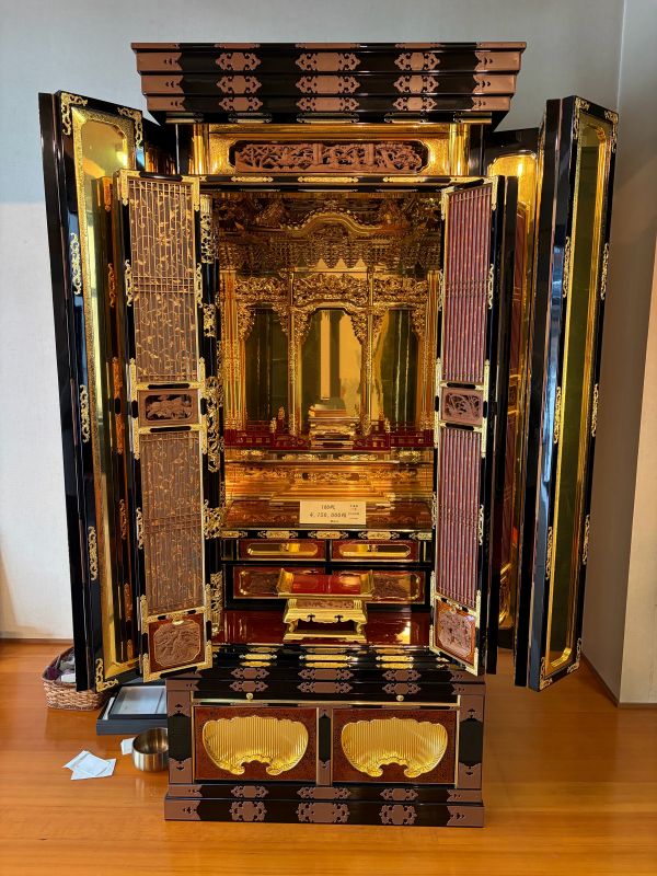 縦長の仏壇写真1